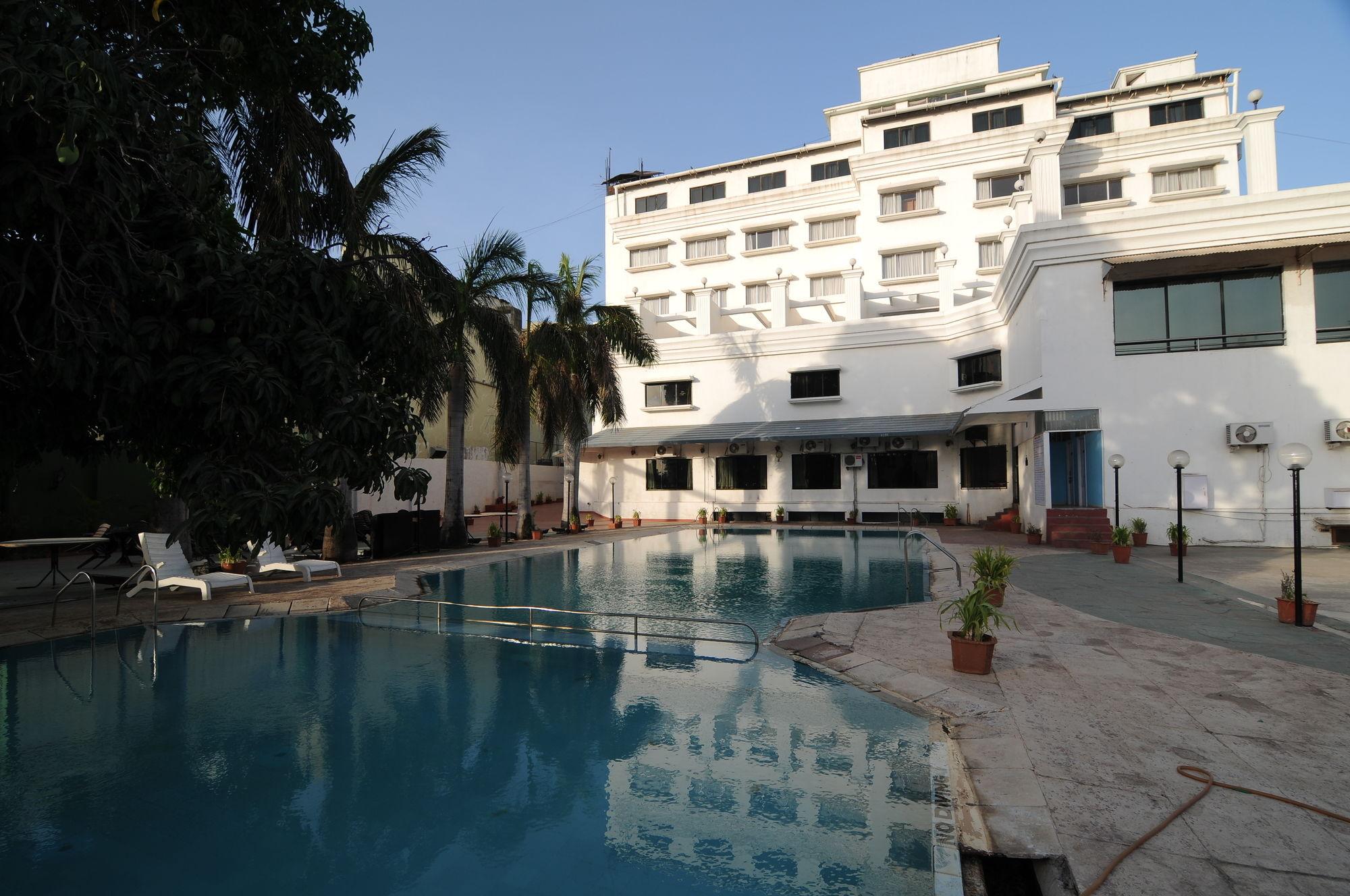 Quality Inn Regency, Nashik Buitenkant foto