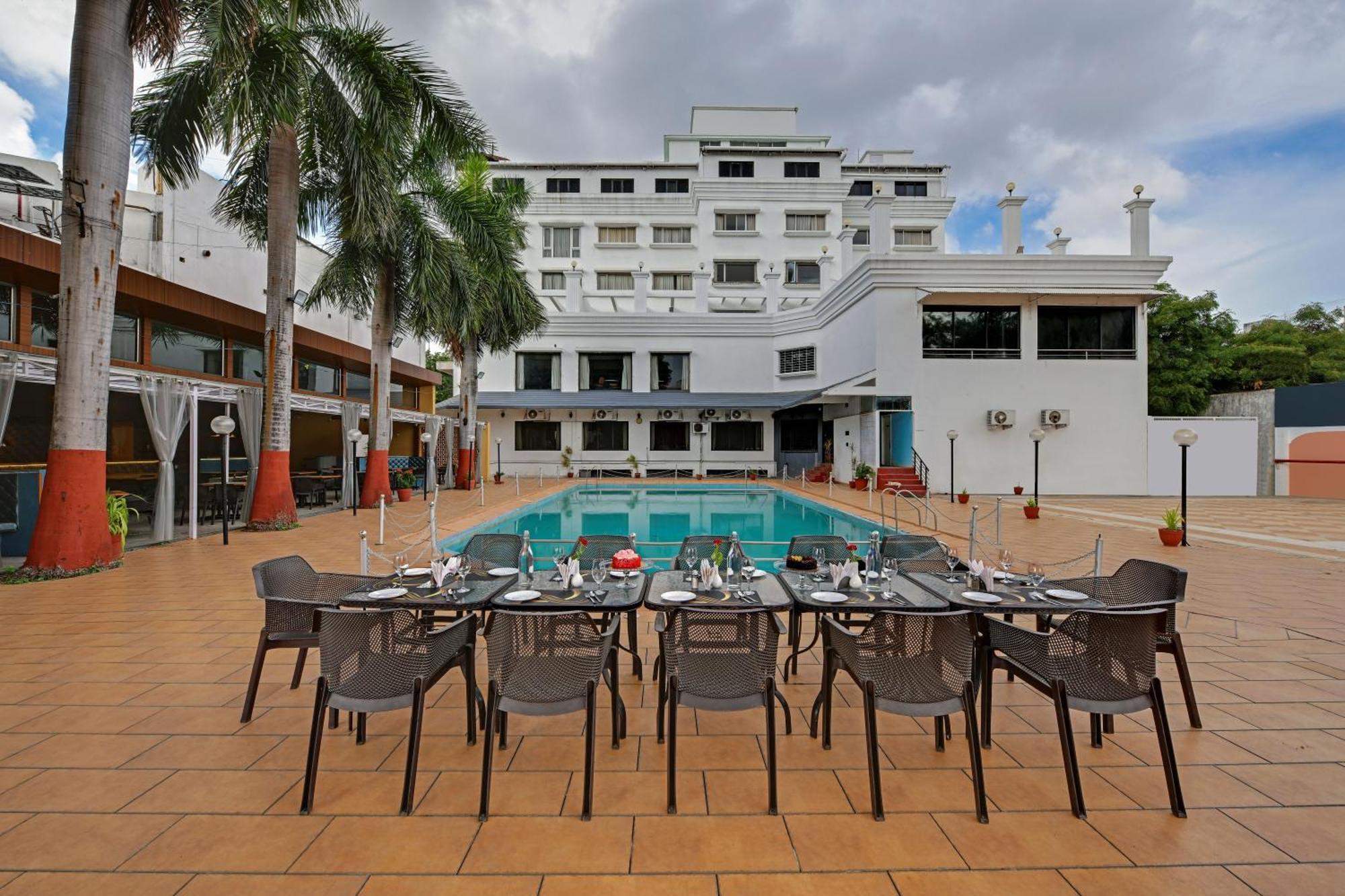 Quality Inn Regency, Nashik Buitenkant foto
